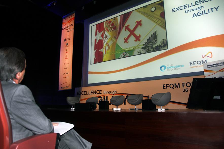 Foro EFQM 2017 en el Reina Sofía - Imagen del alcalde García de Vinuesa mirando el escenario.