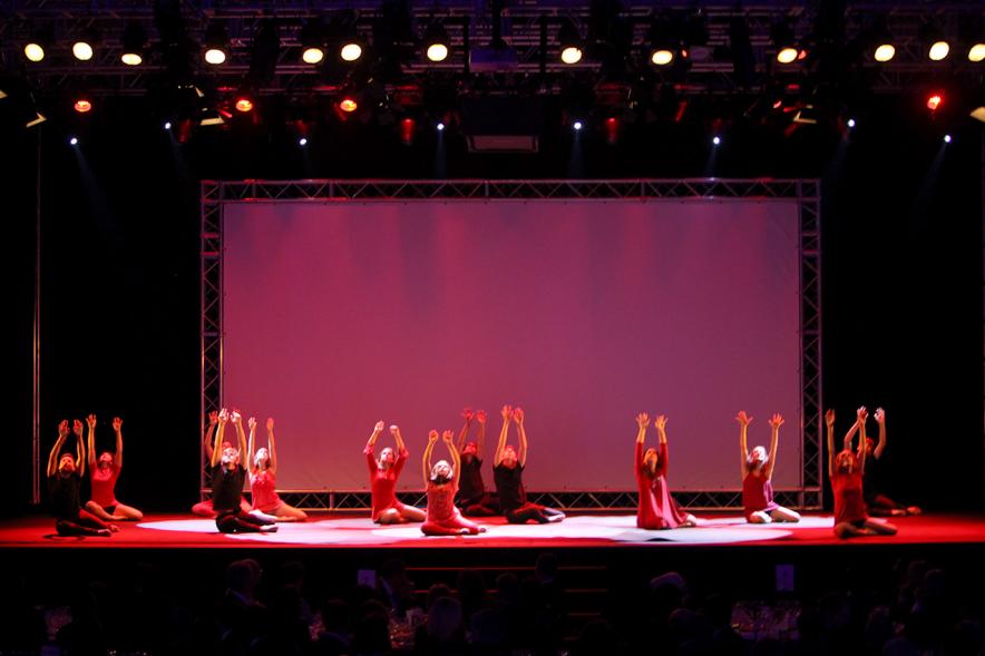 Cena e Inicio EFQM Awards 2017 - Imagen de un grupo de danza en un momento de su actuación en el escenario.