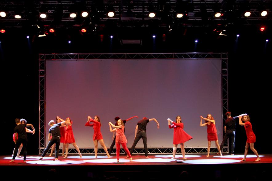 Cena e Inicio EFQM Awards 2017 - Imagen de un grupo de danza en un momento de su actuación en el escenario.