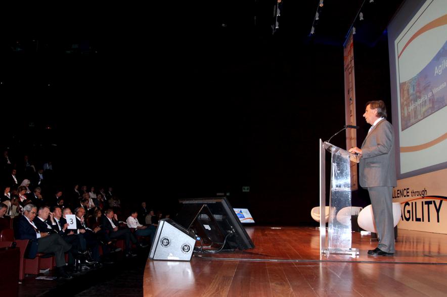Foro EFQM 2017 en el Reina Sofía - Imagen del alcalde García de Vinuesa dirigiéndose al público asistente.