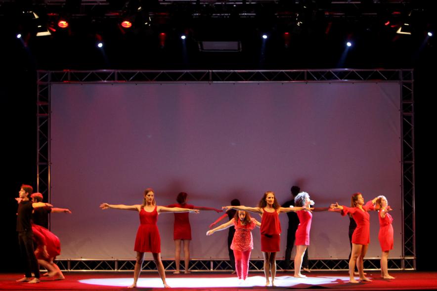 Cena e Inicio EFQM Awards 2017 - Imagen de un grupo de danza en un momento de su actuación en el escenario.