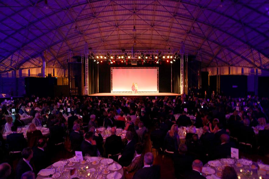 Cena e Inicio EFQM Awards 2017 - Imagen lejana del grupo de danza en un momento de su actuación en el escenario.