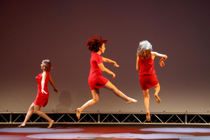 Cena e Inicio EFQM Awards 2017 - Imagen de un grupo de danza en un momento de su actuación en el escenario.