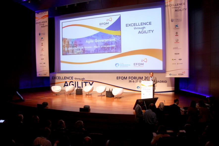 Foro EFQM 2017 en el Reina Sofía - Imagen lejana del alcalde García de Vinuesa dirigiéndose al público asistente.