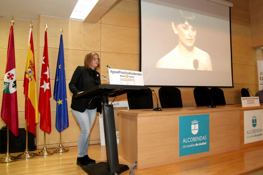 Foro EFQM #GoodPracticeAlcobendas - Una ponente del evento desde el estrado.