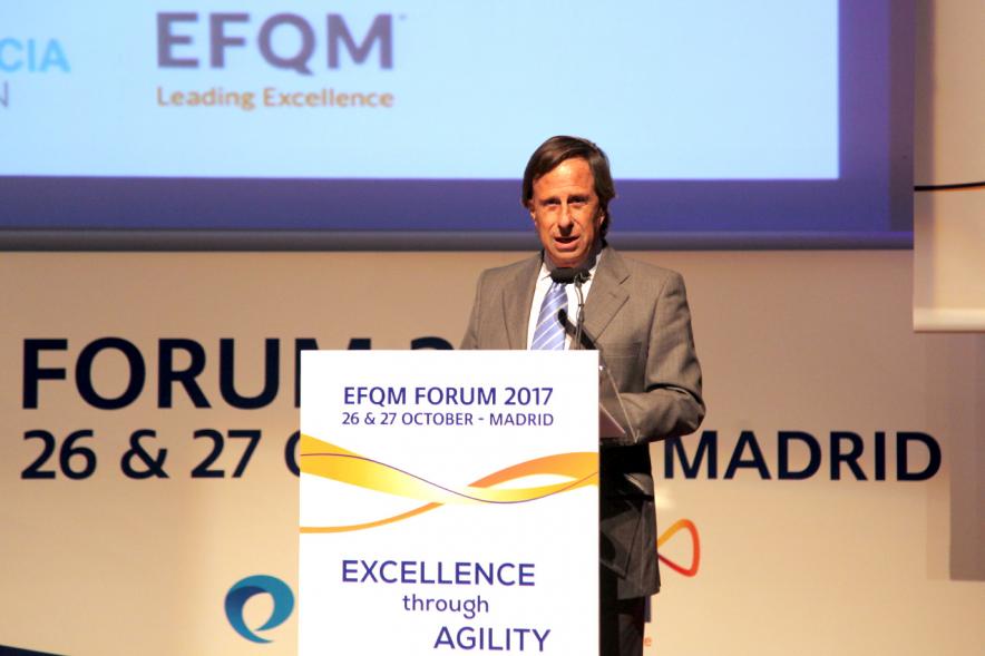 Foro EFQM 2017 en el Reina Sofía - Imagen del alcalde García de Vinuesa dirigiéndose al público asistente.