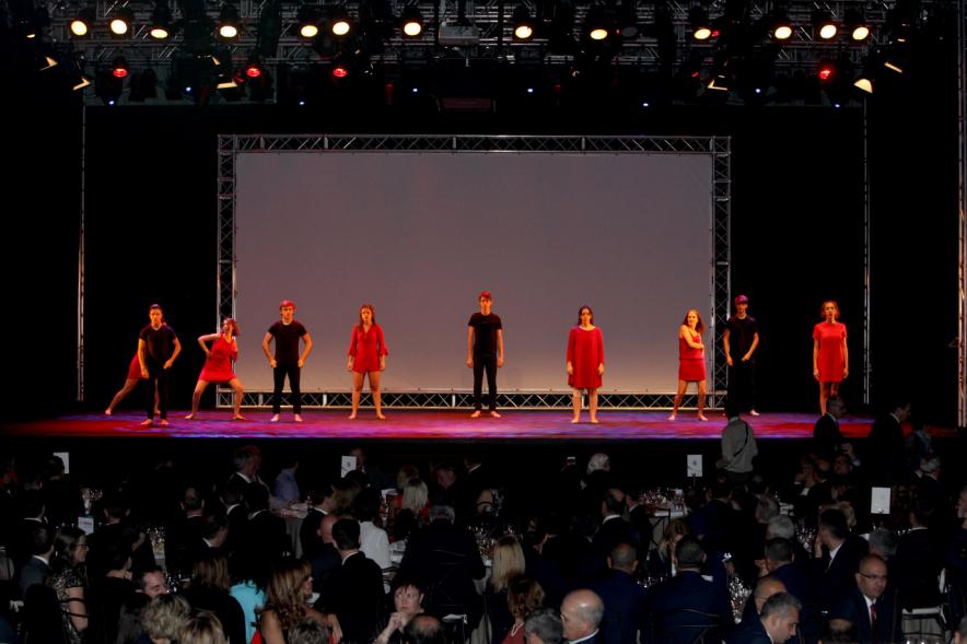 Cena e Inicio EFQM Awards 2017 - Imagen lejana del grupo de danza en un momento de su actuación en el escenario.