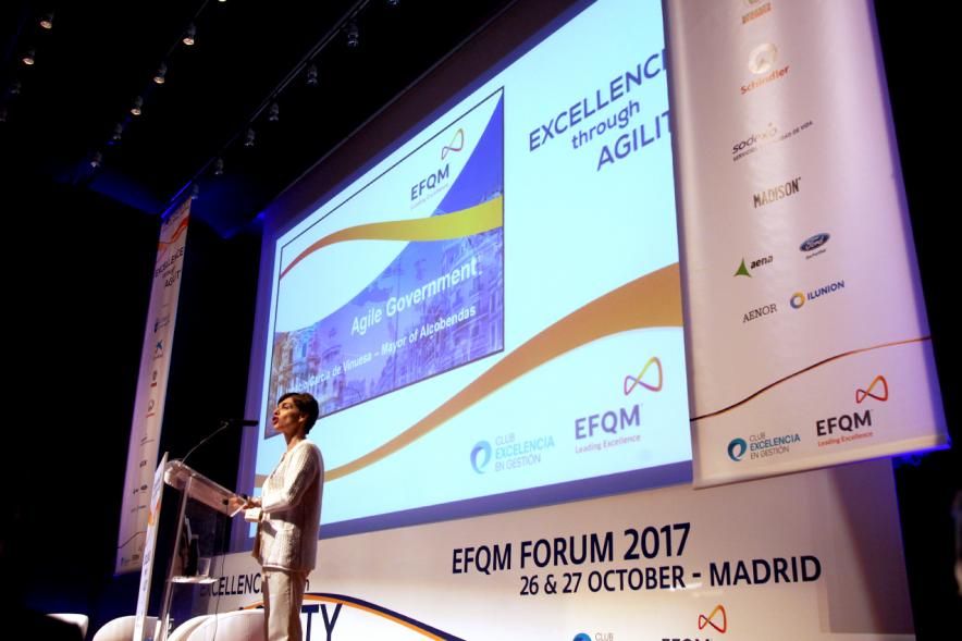 Foro EFQM 2017 en el Reina Sofía - Imagen de mujer dirigiéndose al público asistente. 
