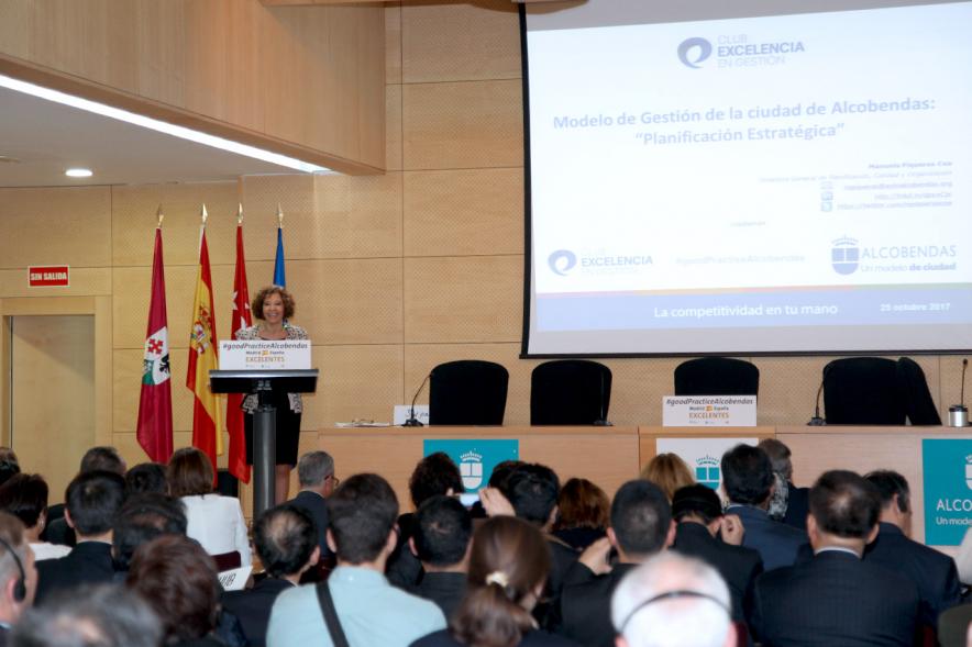 Foro EFQM #GoodPracticeAlcobendas - La ponente,  la pantalla y los asistentes del evento.
