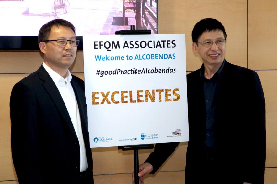 Foro EFQM #GoodPracticeAlcobendas - Cartel del evento y dos asistentes.