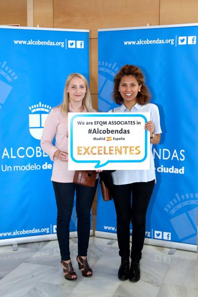 Foro EFQM #GoodPracticeAlcobendas -  Dos asistentes con el cartel.
