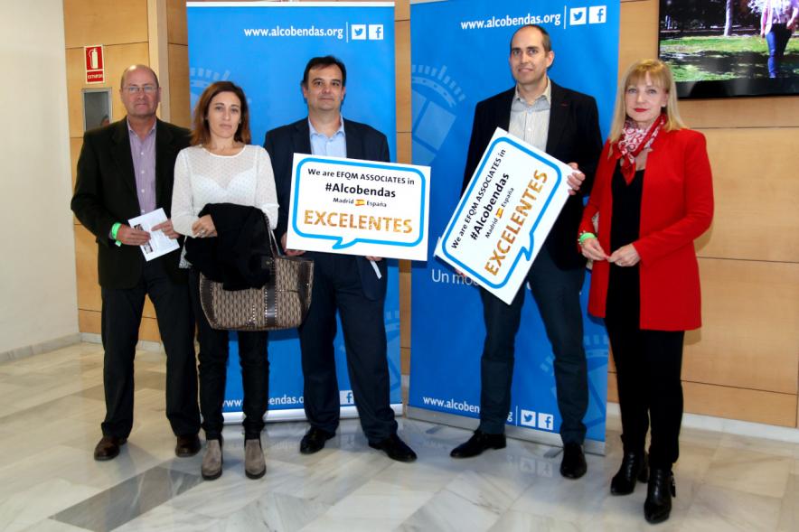Foro EFQM #GoodPracticeAlcobendas - Grupo de asistentes sujetan el cartel del foro.