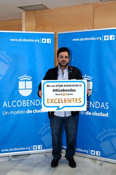 Foro EFQM #GoodPracticeAlcobendas - Un asistente con el cartel del evento.