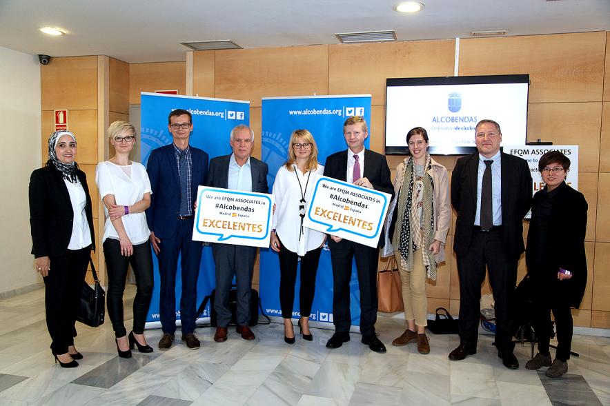 Foro EFQM #GoodPracticeAlcobendas - Grupo de participantes posan con el cartel.