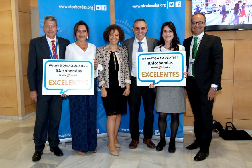 Foro EFQM #GoodPracticeAlcobendas -Grupo de participantes posan con el cartel.