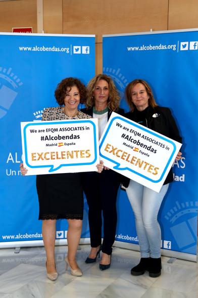 Foro EFQM #GoodPracticeAlcobendas - Dos participantes posan con el cartel.