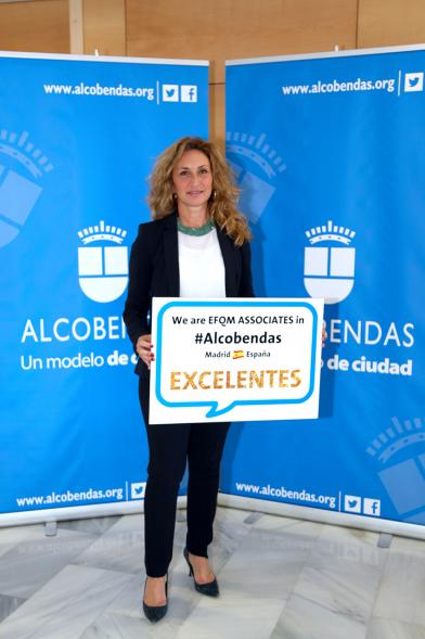 Foro EFQM #GoodPracticeAlcobendas - Una participante con su diploma.