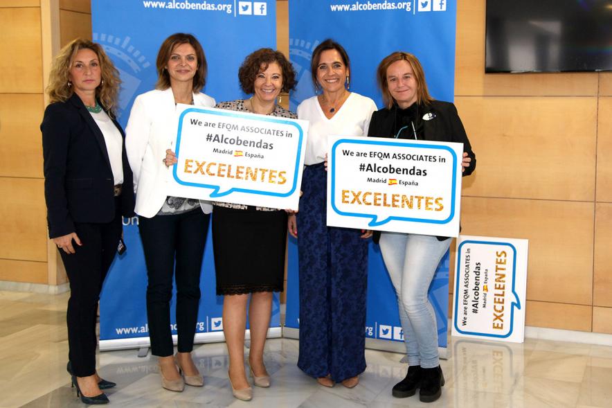 Foro EFQM #GoodPracticeAlcobendas - Grupo de participantes con su diploma.