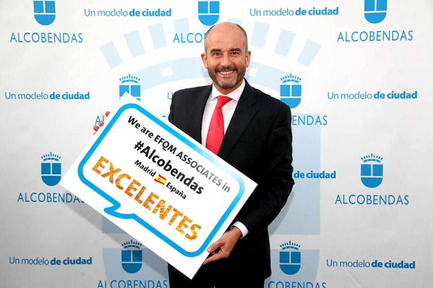 Photocall y Coctel EFQM Awards 2017 - Posado de un concejal.