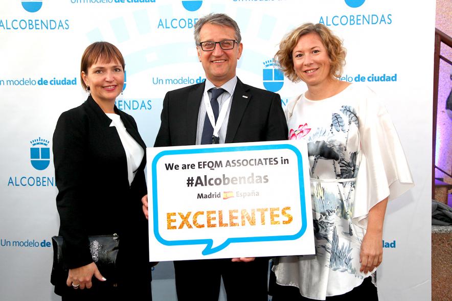 Photocall y Coctel EFQM Awards 2017 -  Posado de tres invitados.