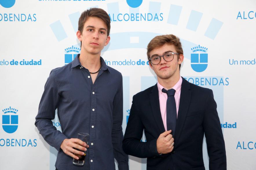 Photocall y Coctel EFQM Awards 2017 - Posado de dos invitados jóvenes.