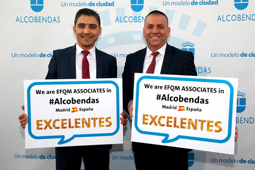 Photocall y Coctel EFQM Awards 2017 - Posado de dos invitados.