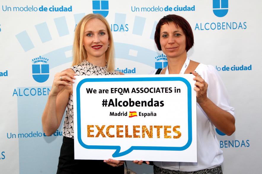 Photocall y Coctel EFQM Awards 2017 - Posado de dos invitadas.