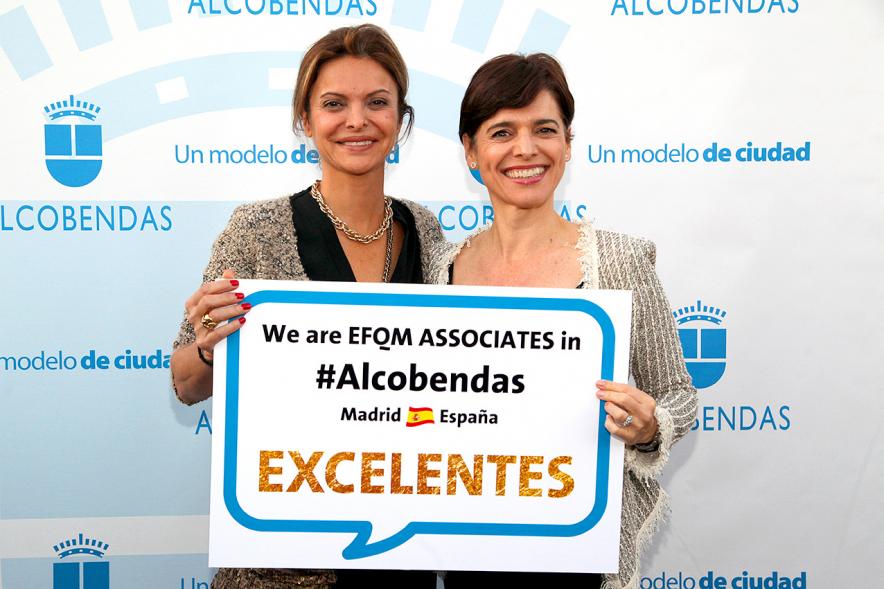 Photocall y Coctel EFQM Awards 2017 - Dos invitadas posando.