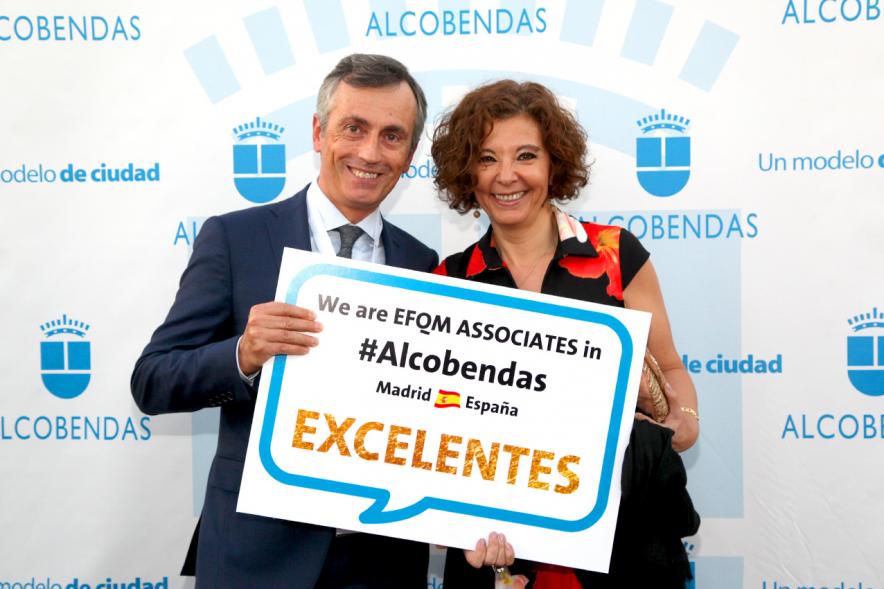 Photocall y Coctel EFQM Awards 2017 - Dos invitados posando.