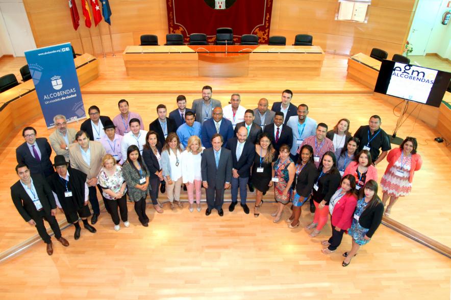 Recepción Alumnos 3ª Edición EGME - Posado del grupo con el alcalde.