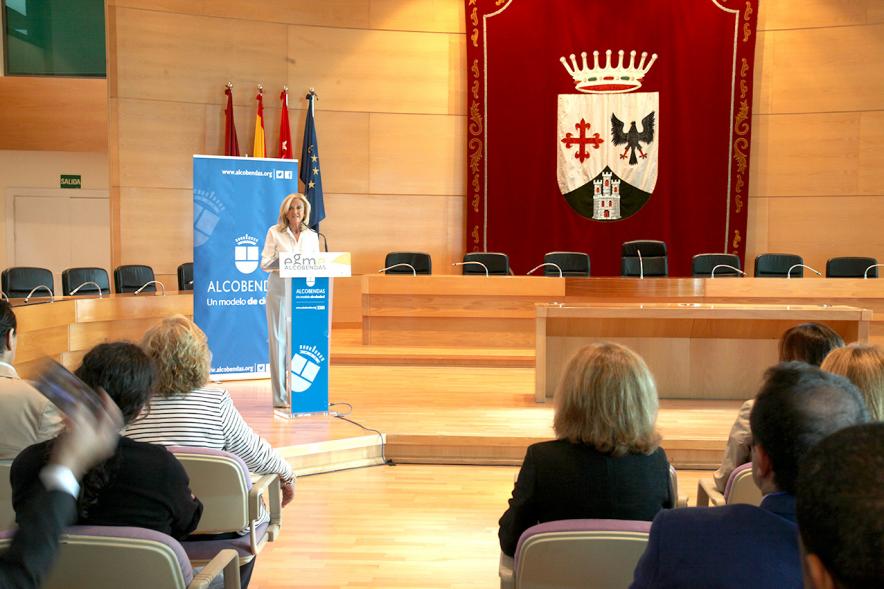 Recepción EGME 2018 - Imagen una mujer dirigiendo unas palabras a los asistentes al acto.