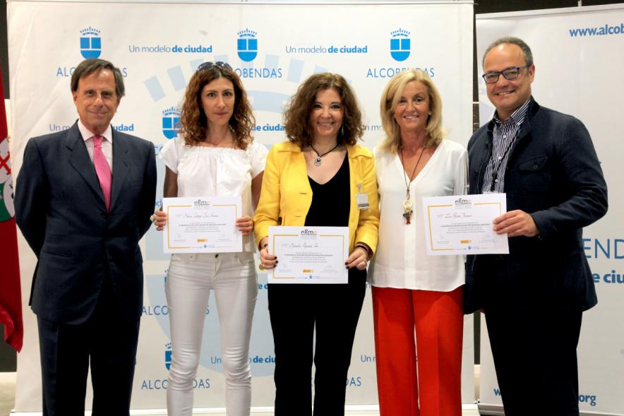 Clausura Curso EGME 2018 -  Imagen de las autoridades con unos  alumnos.