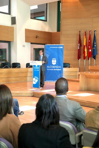 Recepción EGME 2018 -Imagen  del alcalde García de Vinuesa dirigiendo unas palabras a los asistentes al acto.