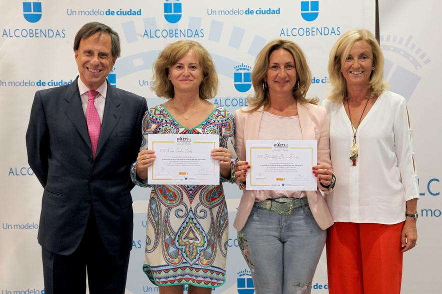 Clausura Curso EGME 2018 -  Imagen de las autoridades con unas  alumnas.