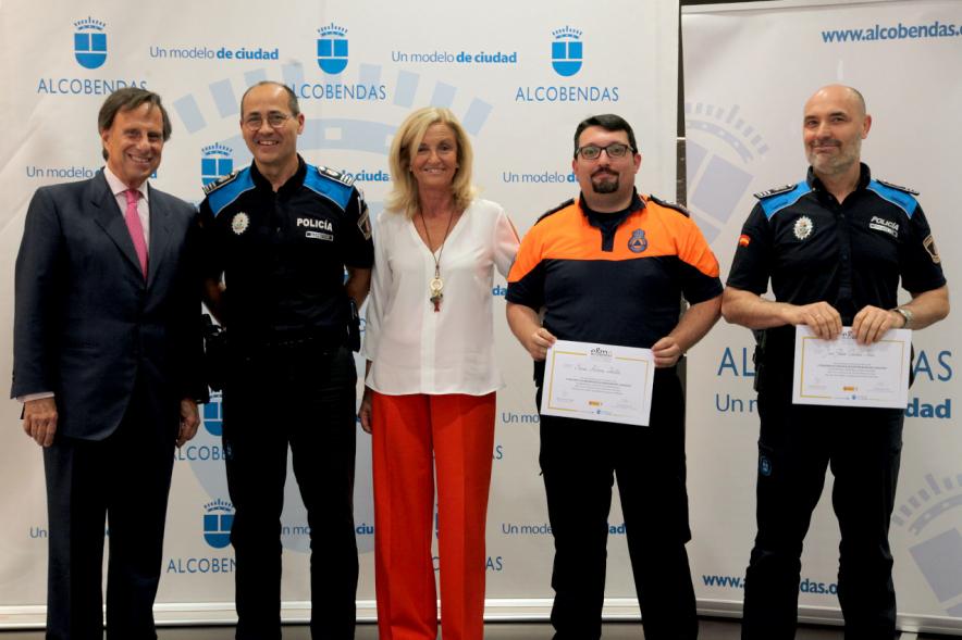 Clausura Curso EGME 2018 -  Imagen de las autoridades con unos  alumnos.