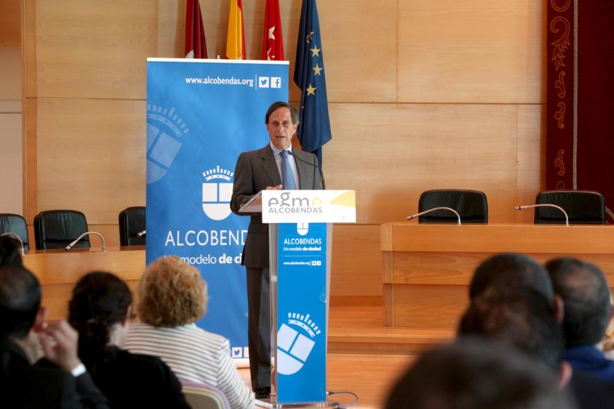 Recepción EGME 2018 - Imagen  del alcalde García de Vinuesa dirigiendo unas palabras a los asistentes al acto.