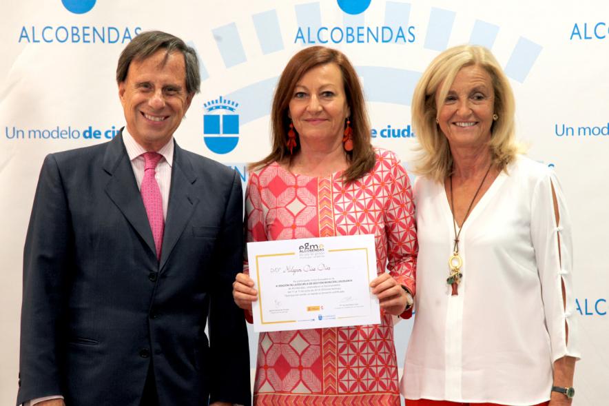 Clausura Curso EGME 2018 - Imagen de las autoridades con una alumna.