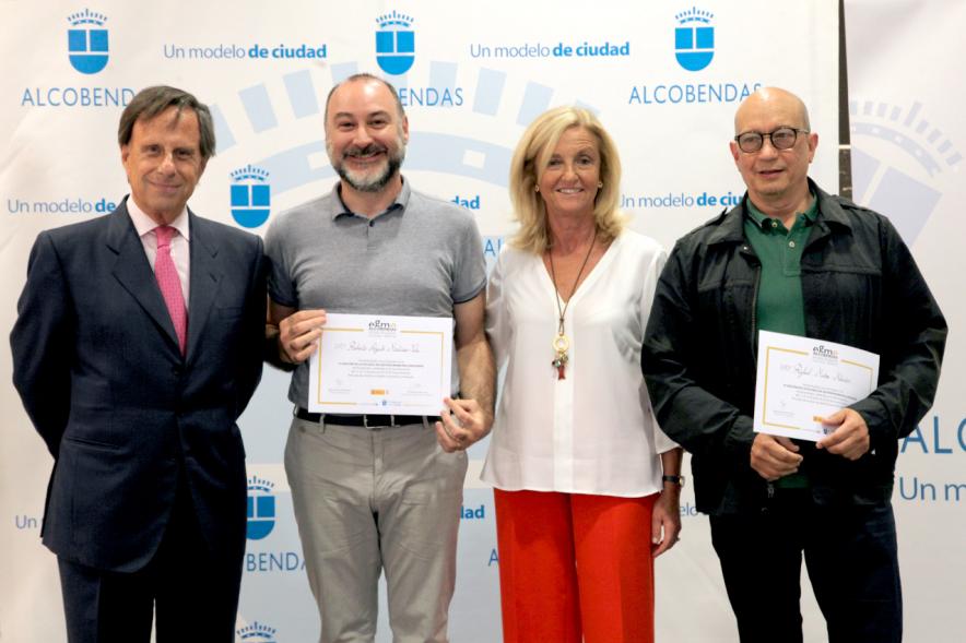 Clausura Curso EGME 2018 - Imagen de las autoridades con unos  alumnos.
