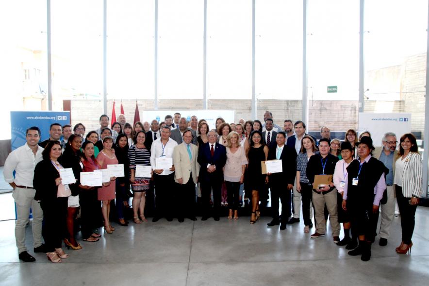 Clausura y Entrega de Diplomas EGME 2017 - Posado de los diplomados con el alcalde.