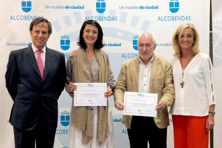 Clausura Curso EGME 2018 -  Imagen de las autoridades con unos  alumnos.