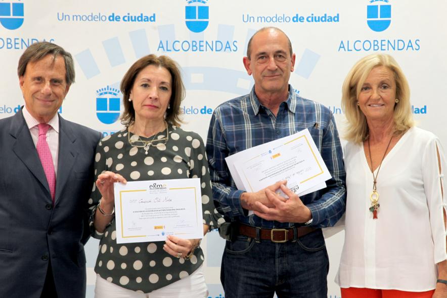 Clausura Curso EGME 2018 - Imagen de las autoridades con unos  alumnos.