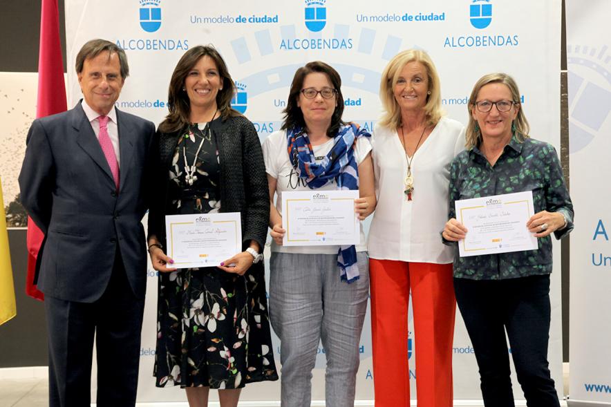 Clausura Curso EGME 2018 -  Imagen de las autoridades con unas  alumnas.