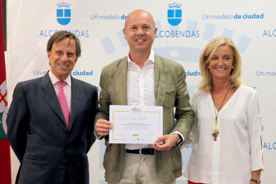Clausura Curso EGME 2018 - Imagen de las autoridades con un alumno.