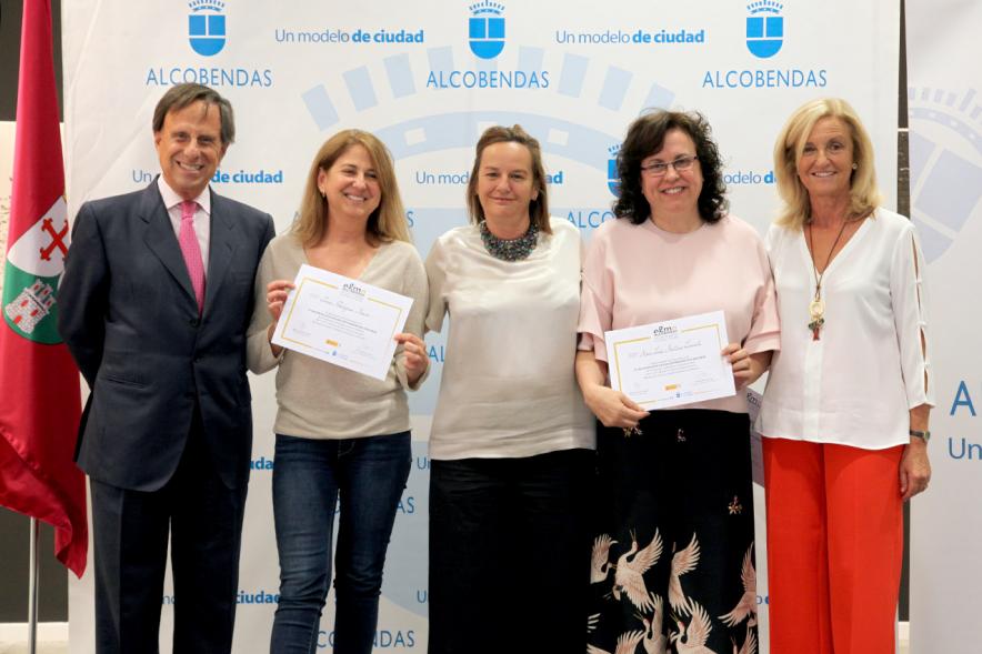 Clausura Curso EGME 2018 - Imagen de las autoridades con unas alumnas.