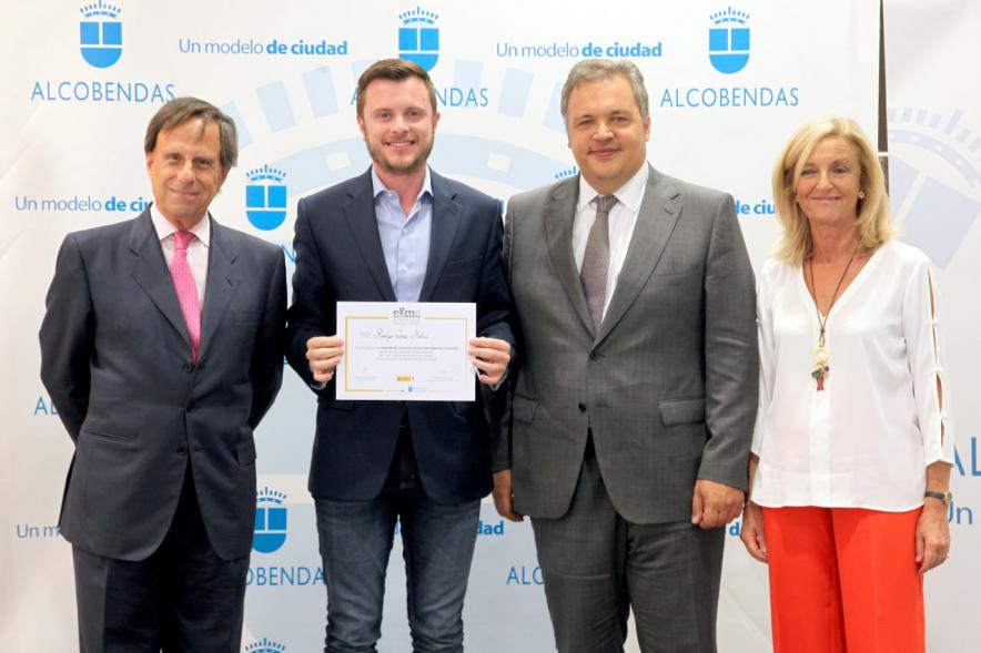 Clausura Curso EGME 2018 - Imagen de las autoridades con unos alumnos.