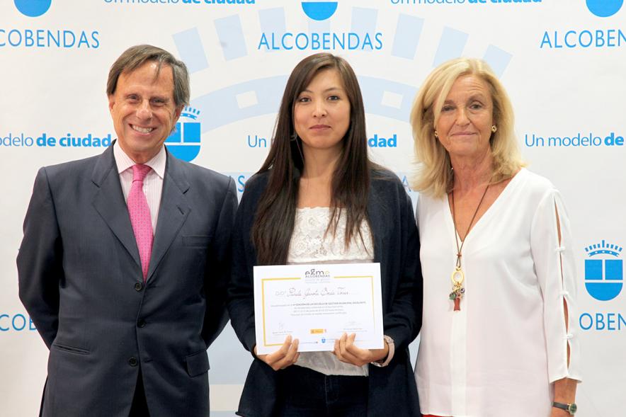 Clausura Curso EGME 2018 - Imagen de las autoridades con una alumna.