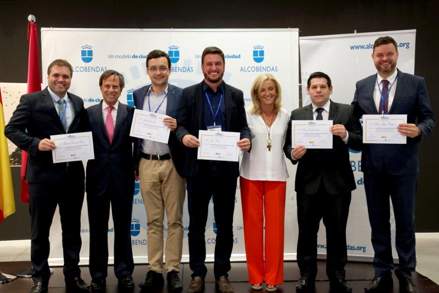 Clausura Curso EGME 2018 -  Imagen de las autoridades con un grupo de alumnos. 