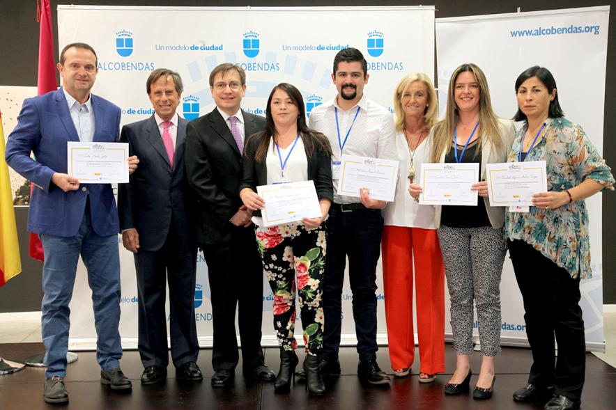 Clausura Curso EGME 2018 - Imagen de las autoridades con un grupo de alumnos. 