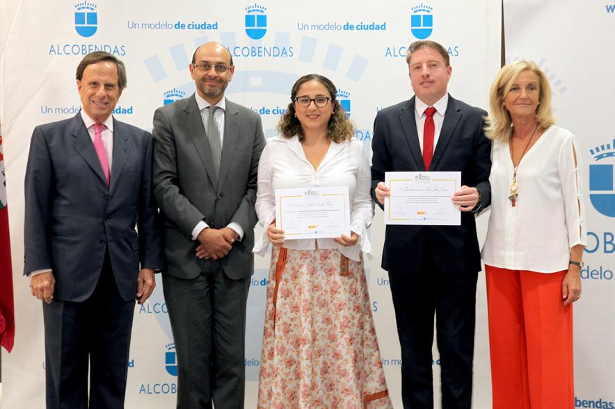 Clausura Curso EGME 2018 - Imagen de las autoridades con una alumna.
