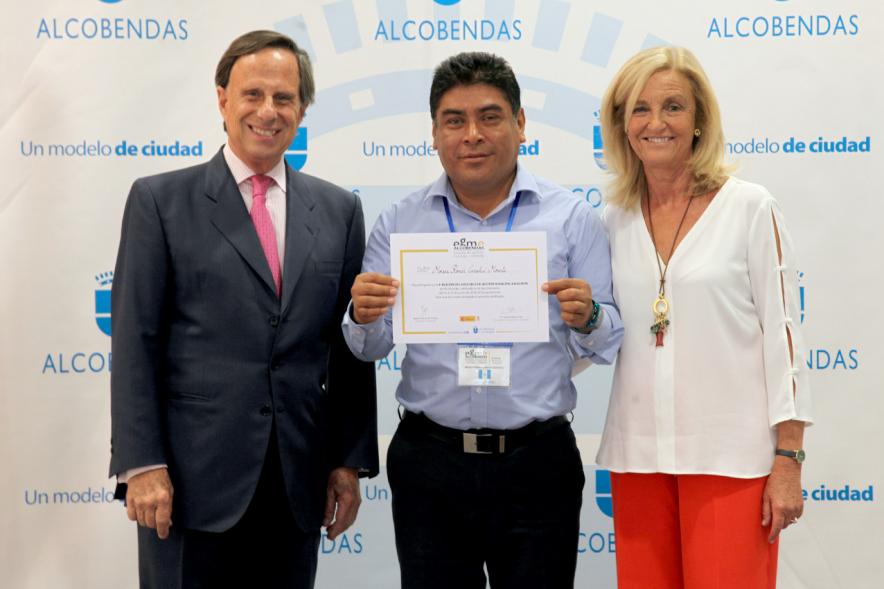 Clausura Curso EGME 2018 - Imagen de las autoridades con un alumno.